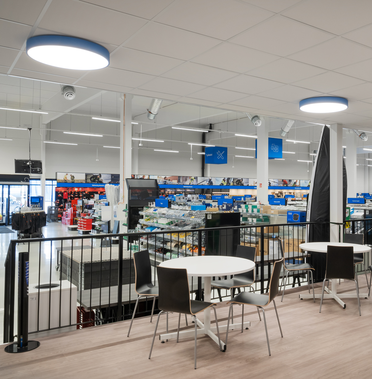 Jyväskylän Ahlsellin myymälän kahvio, jossa sininen Puck-valaisin katossa