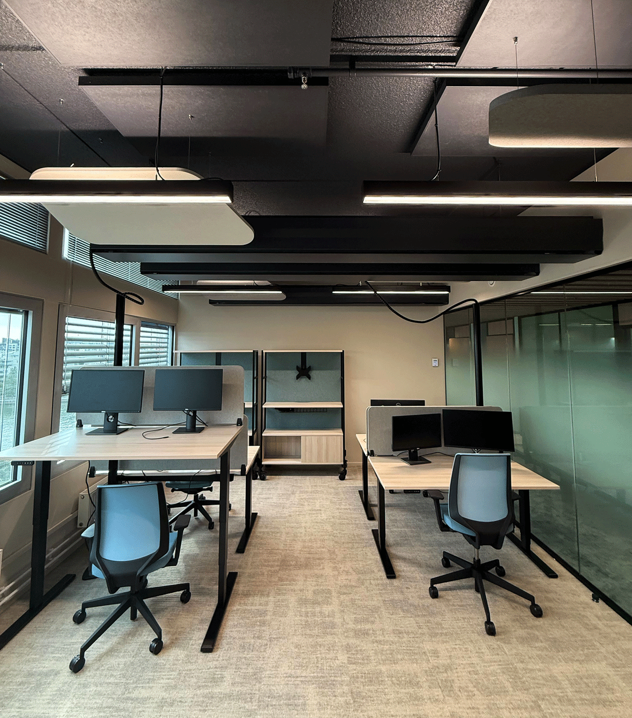 Variot valaisevat toimistossa