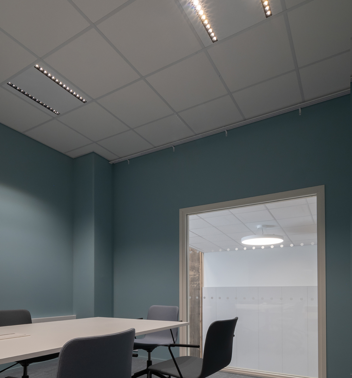 Ebba neuvottelutilassa