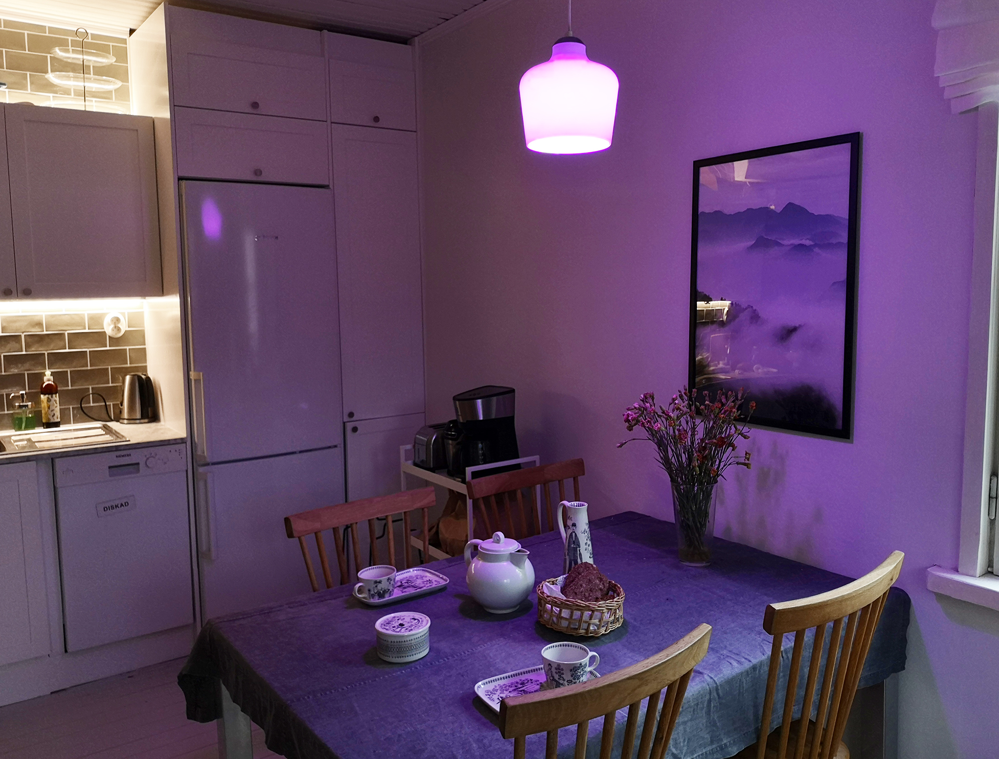 SmartHome RGB-lamppu keittiössä.