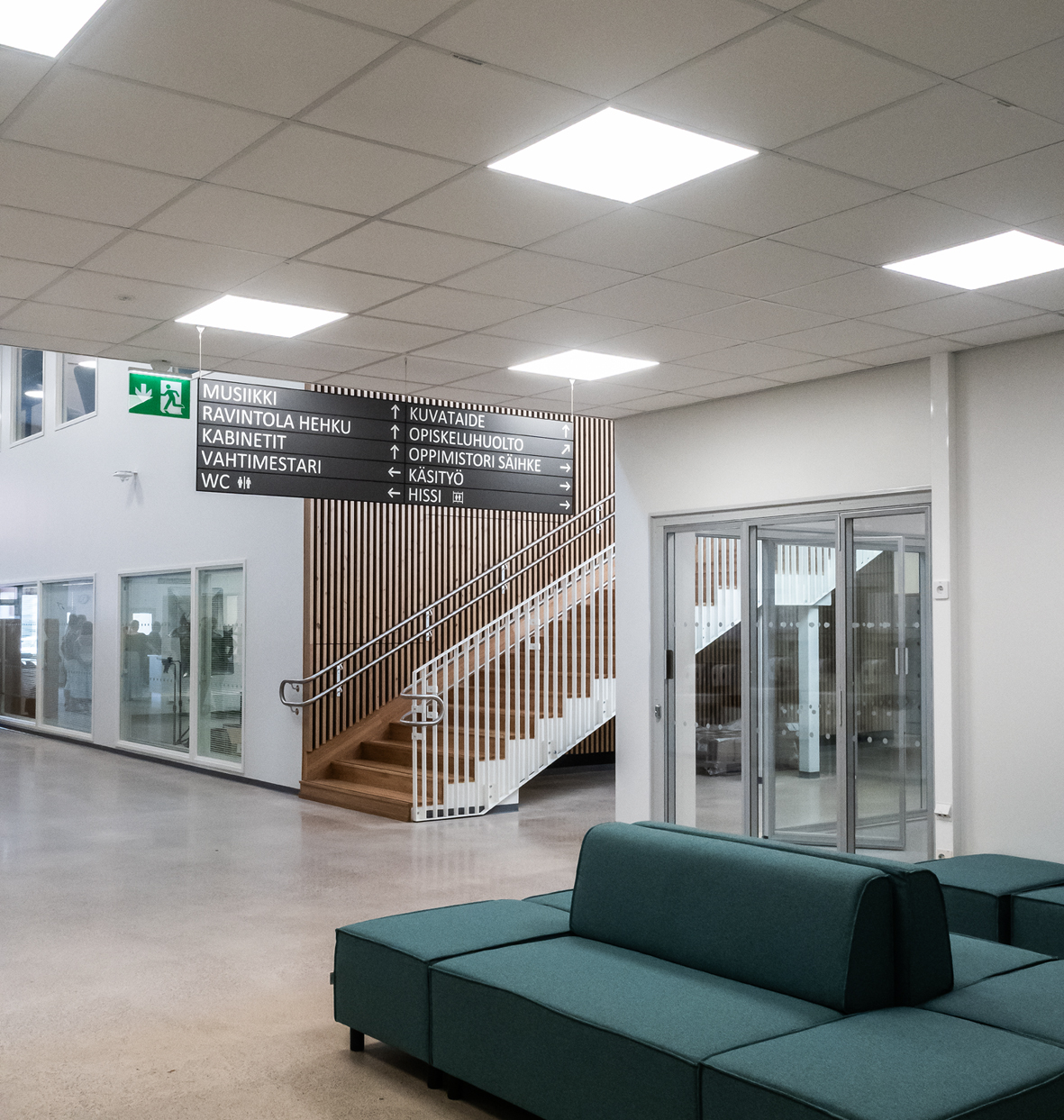 Plano valaisee aulaa