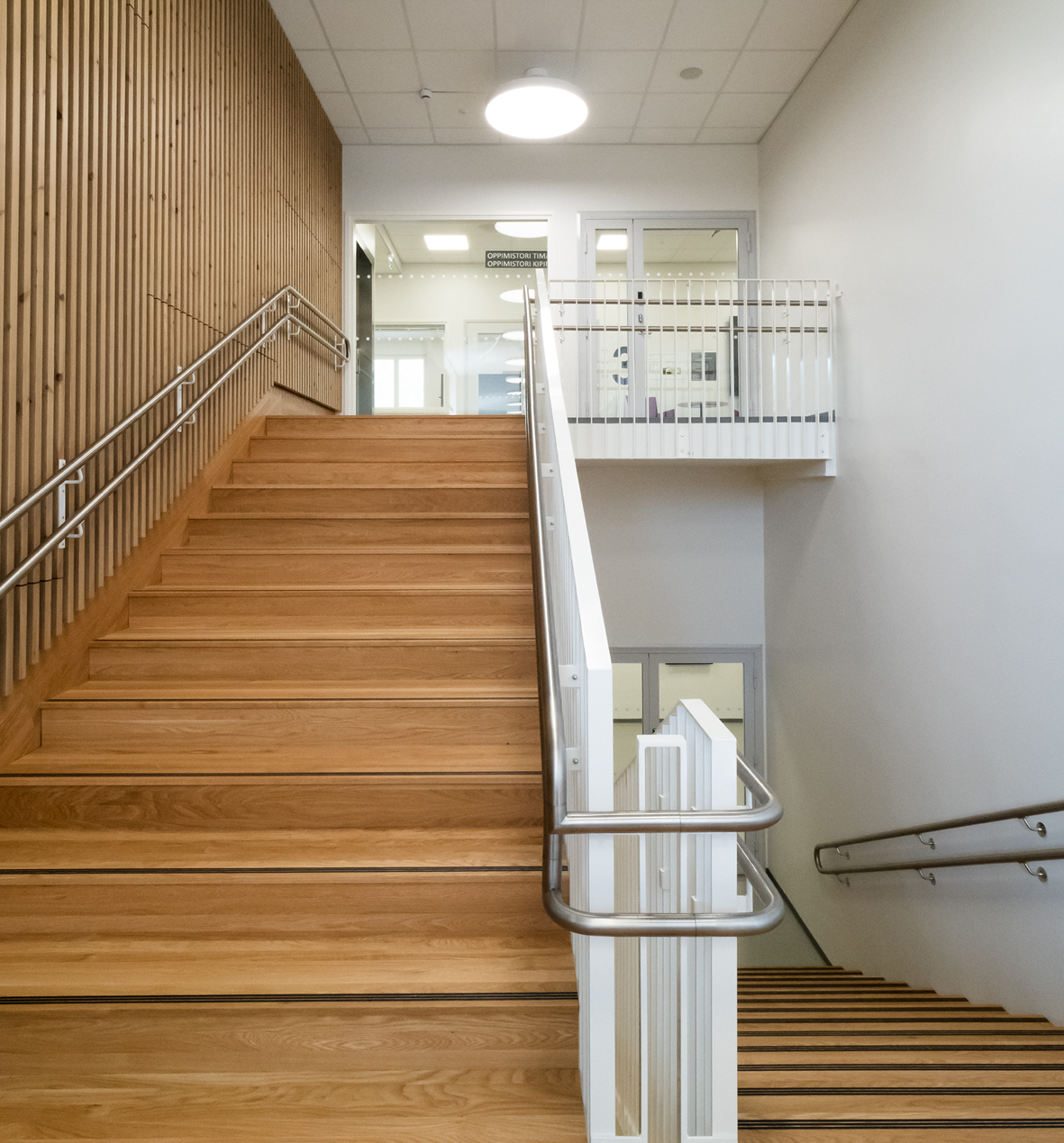 Puck portaikon yläpäässä