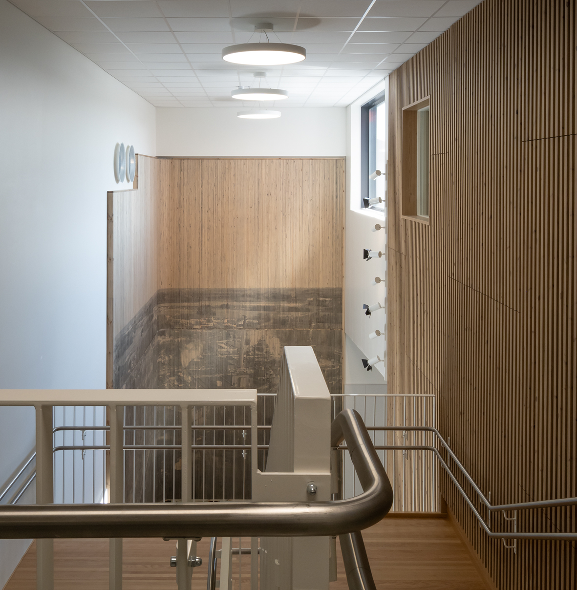 Puck portaikon yläpäässä