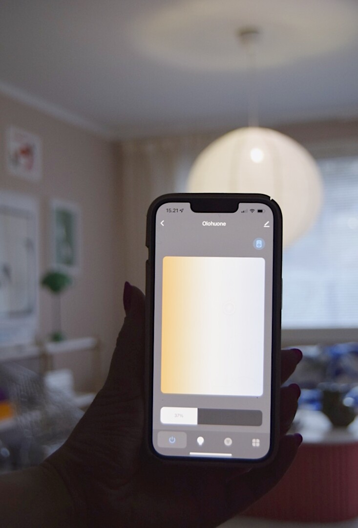 Airam SmartHome led-lamppu olohuoneessa ja sovellusnäkymä