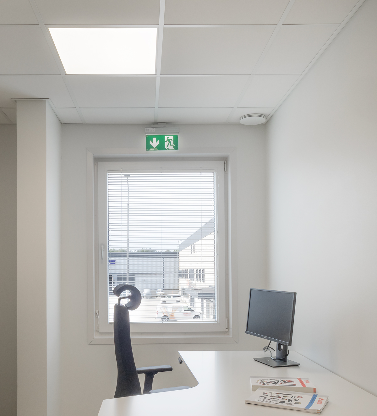 Toimistotiloja valaisee Casambi-järjestelmällä varustetu Plano Pro paneelivalaisin